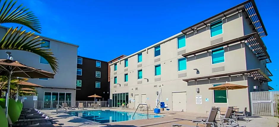 Holiday Inn Express & Suites Miami Airport