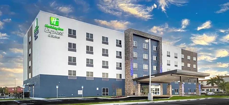 Holiday Inn Express and Suites Fort Myers Airport