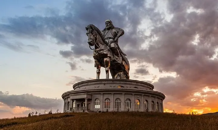 1 Day Coach Tour of Genghis Khan Statue Complex and Terelj National Park Including Lunch