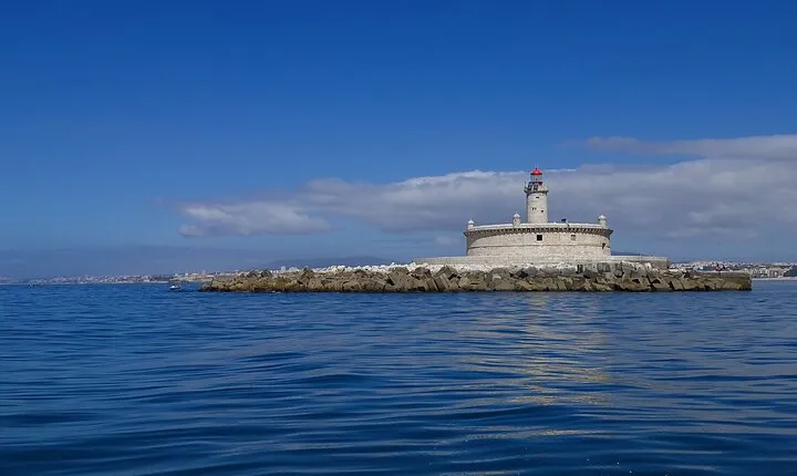 Lisbon: Speedboat adventure to Bugio