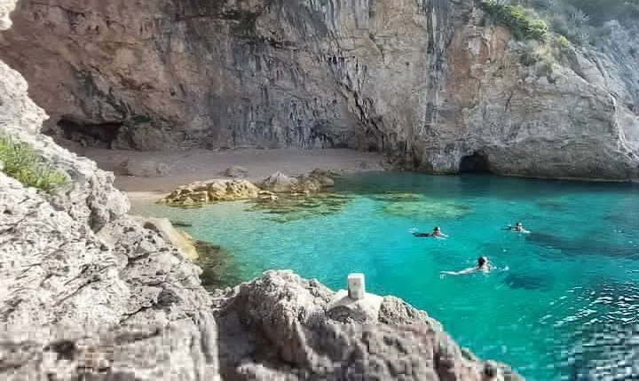 Dubrovnik Old Town Walls and Betina Cave Beach Kayak Tour 