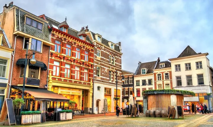 Private transfer: Amsterdam to Arnhem, 2h Stop in Apenheul Park
