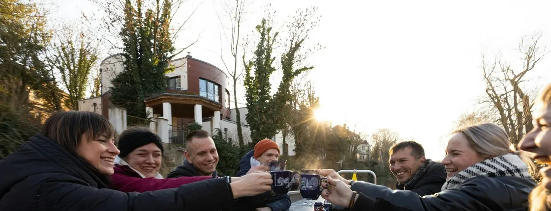 Winter city tour by motorboat including mulled wine