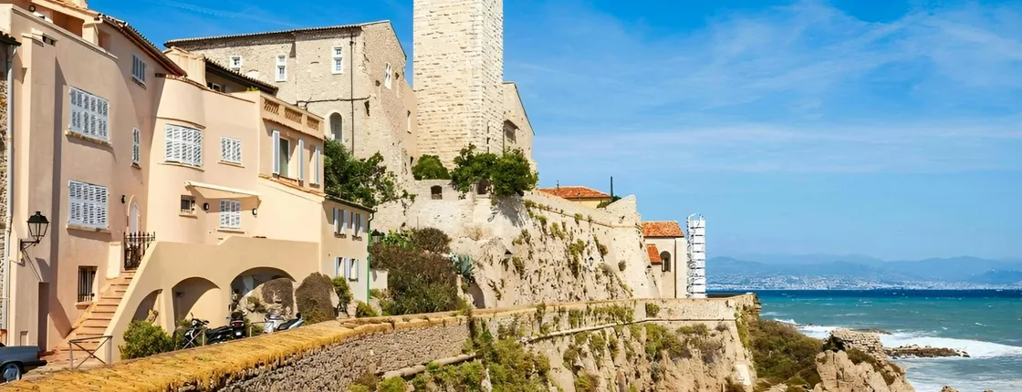 Antibes 2-hour introductory walking tour with a local