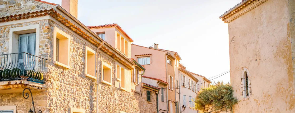 Discover Antibes in 1 hour with a local