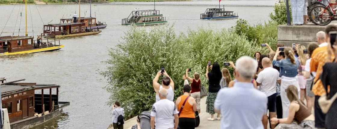 Sightseeing cruise along the River Vistula in Warsaw