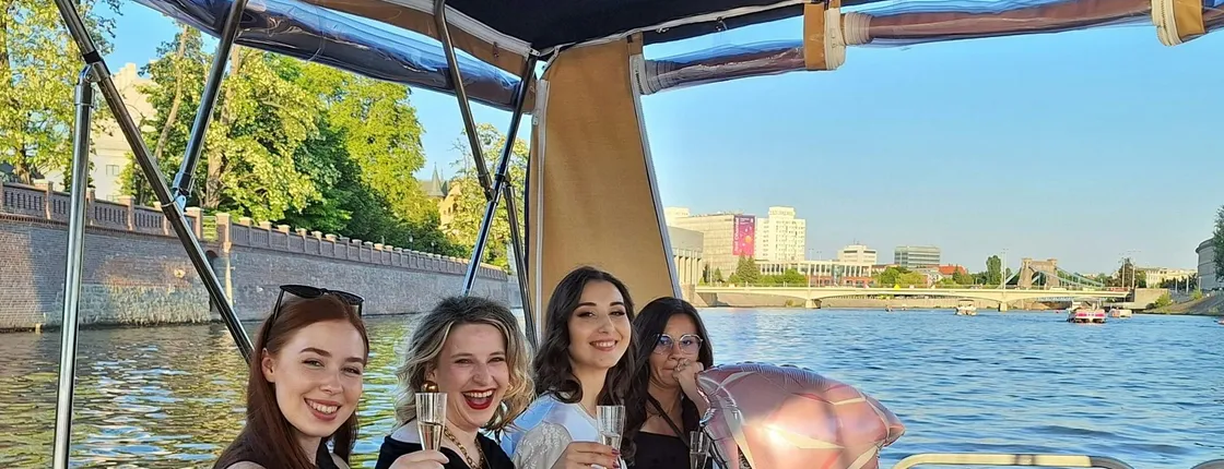 Wrocław river cruise with welcome drink and music