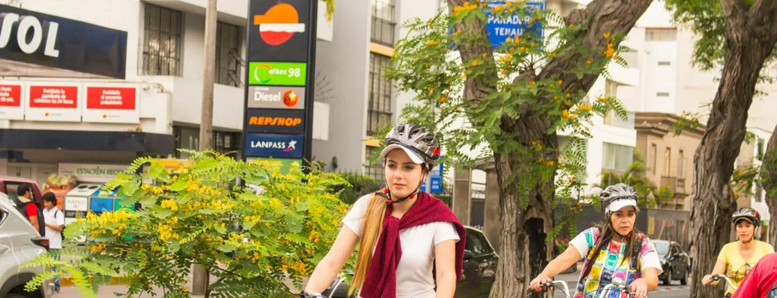 Lima bicycle tour with Pacific views and local food tastings