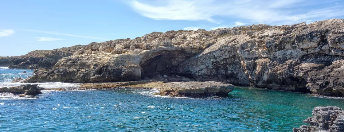 Siracusa 1-hour boat tour around Ortigia and sea caves adventure