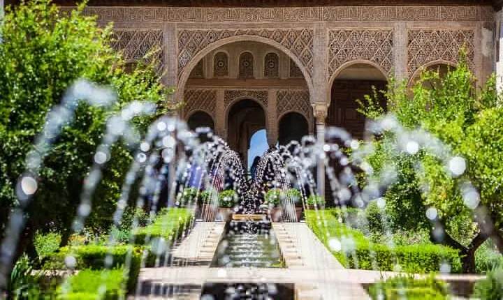 Alhambra with Nazaries Palaces Private Tour 