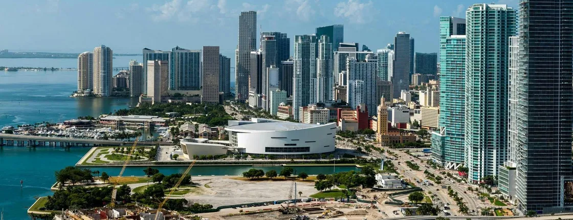 Miami bus and boat tour combo with free bike rental in South Beach