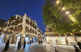 Jeddah Al Balad walking tour with traditional craft workshop