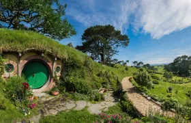 Rotorua to Auckland via Hobbiton movie set with lunch