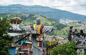Full-day guided tour in Medellin and Comuna 13 with lunch