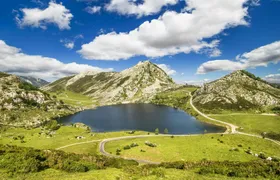 Day trip to Covadonga lakes, sanctuary, Cangas and Lastres from Gijón